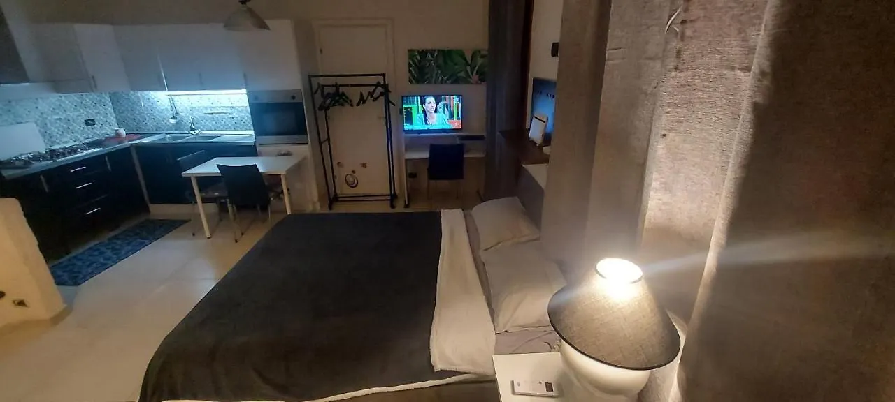 Appartamento suite deluxe climatizzato cucina giardino wifi rent a car Aci Bonaccorsi Italia